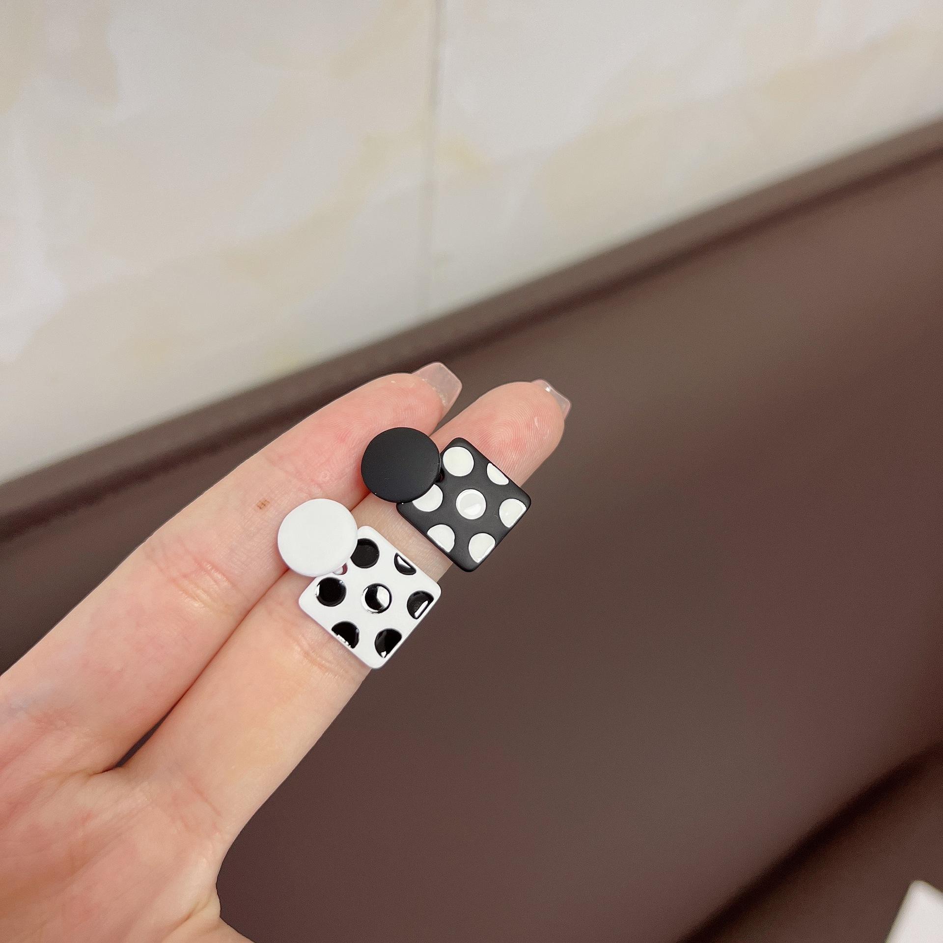 

Retro Cute Red Asymmetrical Polka Dots Geometric Square Round Splicing Stud Earrings for Women Daily Wear Trendy Zircon Gifts чорний