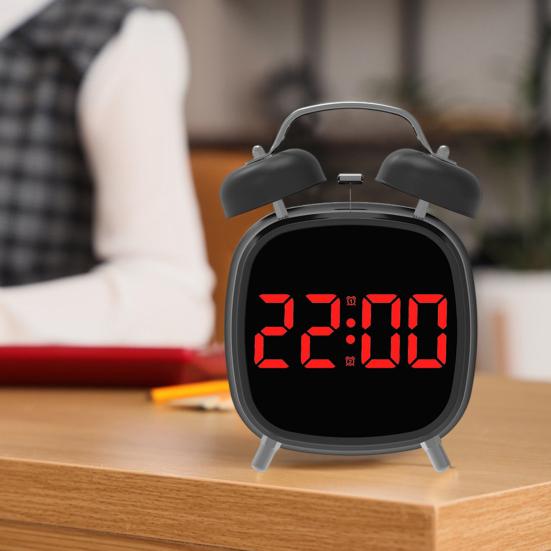 Liten digital vekkerklokke med LED-display Stor skjerm Snoozefunksjon Justerbar Batteridrevet Skrivebordsklokke