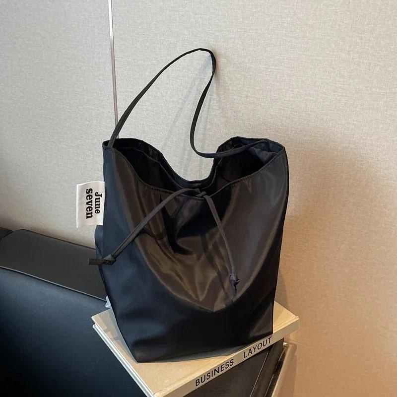 Vielseitige Schultertasche aus Nylon mit großem Fassungsvermögen einfarbige Designertasche einfache Tragetasche weiche Reisetasche neue Mode