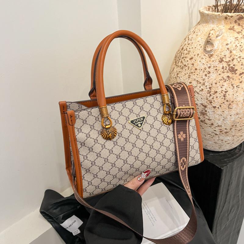 

Niche high-end fashion plush foreign style autumn and winter trend versatile portable crossbody shoulder color fur bag