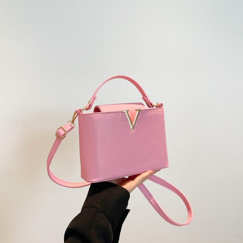 Fashion and high-end summer new light luxury texture niche versatile shoulder messenger handbag