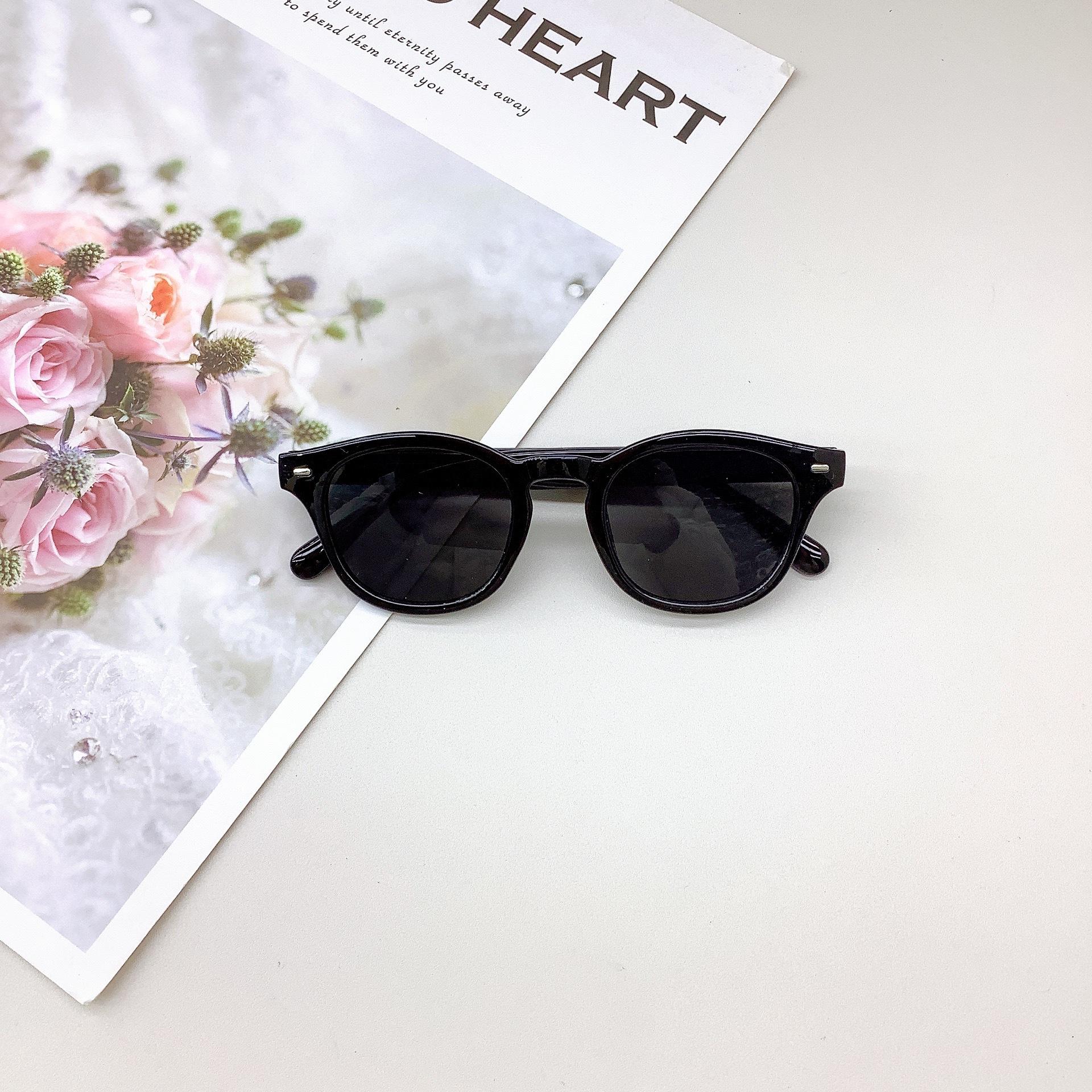 

Модные детские солнцезащитные очки коробка милые солнцезащитные очки для девочек солнцезащитный козырек солнцезащитный крем защита от ультрафиолета очки для мальчиков Tide черный серый