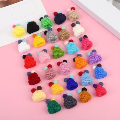 50 ks Mini pletených vánočních čepiček Barevné DIY háčkované malé čepičky s bambulkou Řemeslné výrobky Ozdoby na stromeček Doplňky pro panenky A sváteční dekorace