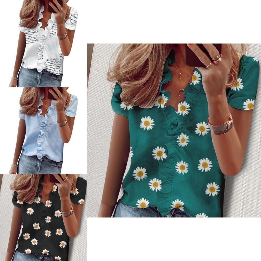 Snygg Dam T-shirt med V-ringning, Volanger och Kort Ärm med Trendigt Blommönster