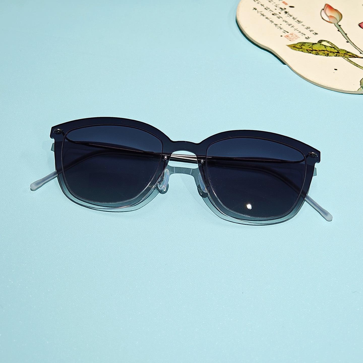 High-End Retro Lightweight Polarized Sunglasses for Men  Women