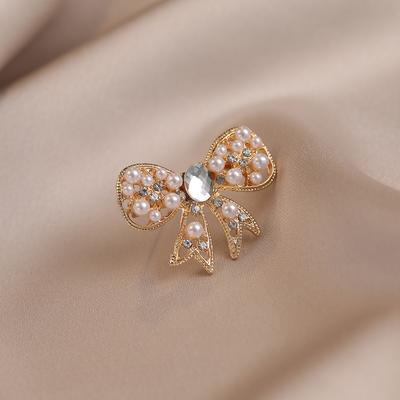 Broche Nœud Anti-éblouissement avec un Sens de Luxe Léger Haut de Gamme et Épinglette Revers Anti-éblouissement Perle pour Femme Haut de Gamme