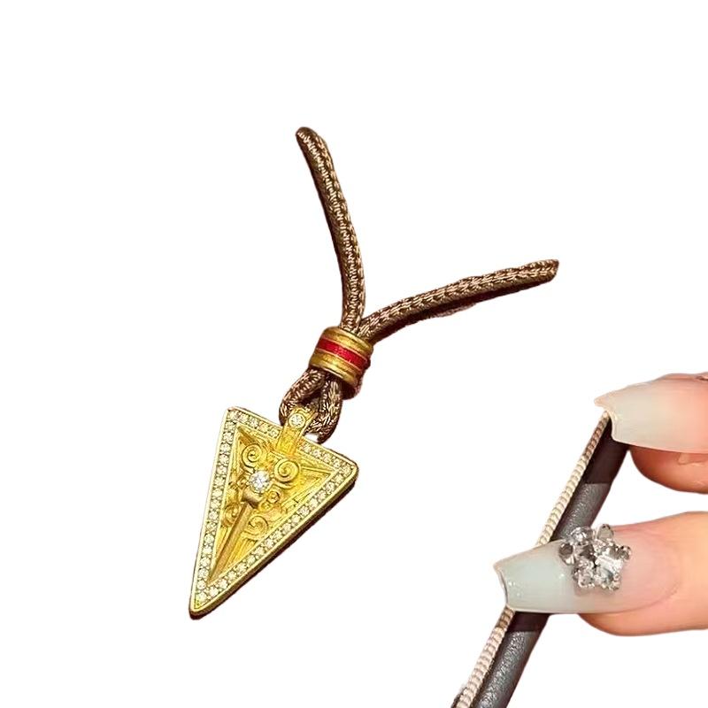 Antike Goldhandwerkskunst Geprägtes Dreieck Volldiamant Exquisites Halsketten-Schmuckstück Ethnischer Stil Glänzender Drachenanhänger Bankettschmuck