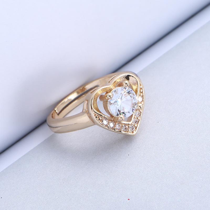 Europäischer und Amerikanischer Stil Vergoldetes Pfirsichherz Schmuckset: Kupfer-Mikro-Inlay Zirkon Ohrringe, Halskette und Ring.