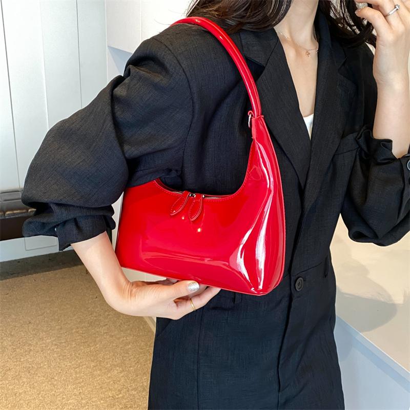 Geantă de lux din piele PU patentată pentru femei Genți șic la subrat Genți de mesagerie cu lanț pentru doamne Pochet roșu de petrecere cu subsuoară