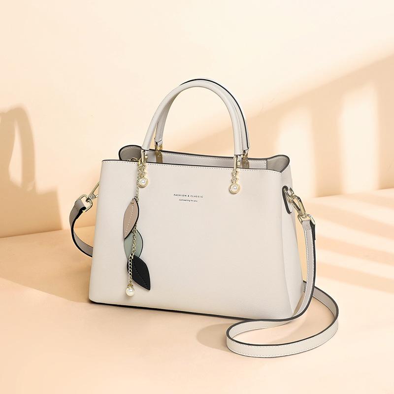 A New Versatile Handbag Large Capacity Shoulder Bag Fashionable and High-end Crossbody Commuting Bag