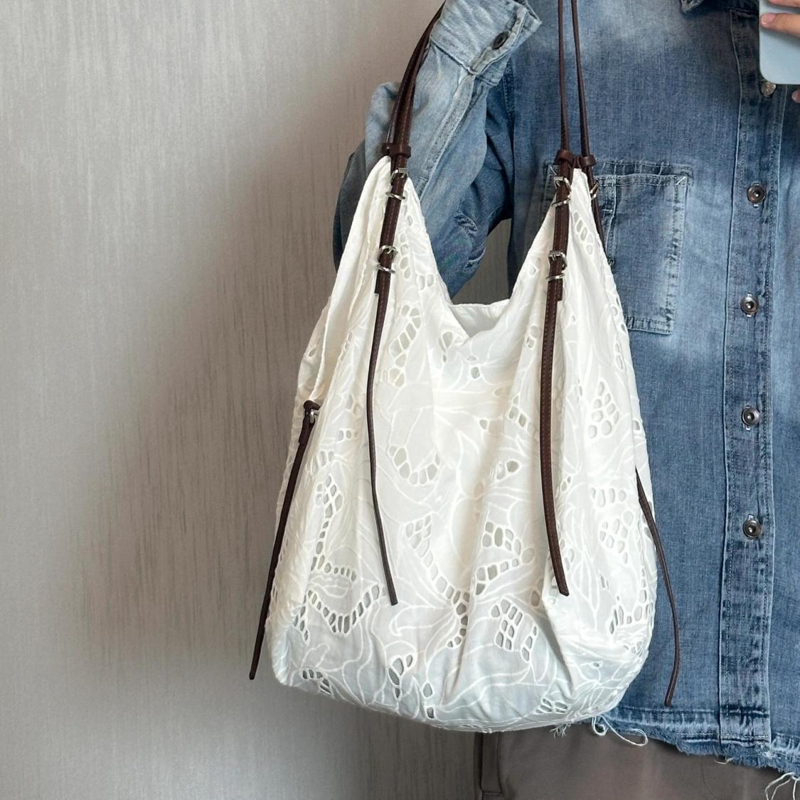 

Mori tote bag women s large-capacity commuting conspicuous fashion summer new bucket explosion zipper shoulder bag bag + shoulder strap белый