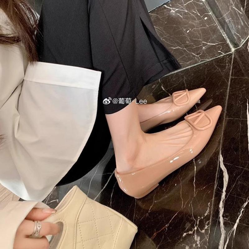 Temperament klein spitz Promi-Stil Lackleder V-Schnalle Pendler flacher Absatz Einzelne Schuhe Frauen