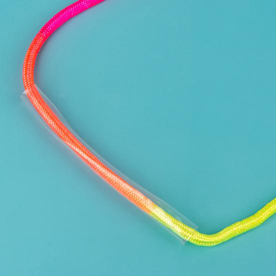 Ergonomiczny Design Nieplącząca się Dziecięca Skakanka z Drewnianą Rączką z Nadrukiem w Paski w Kolorach Tęczy Regulowana Długość