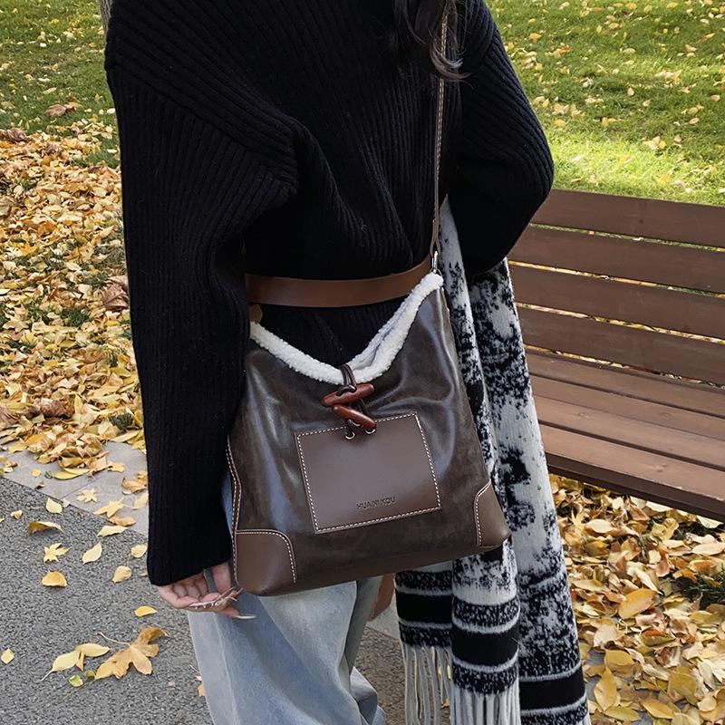 2025 new splicing hair bag women's niche design high-end underarm bag retro tote bag shoulder bag