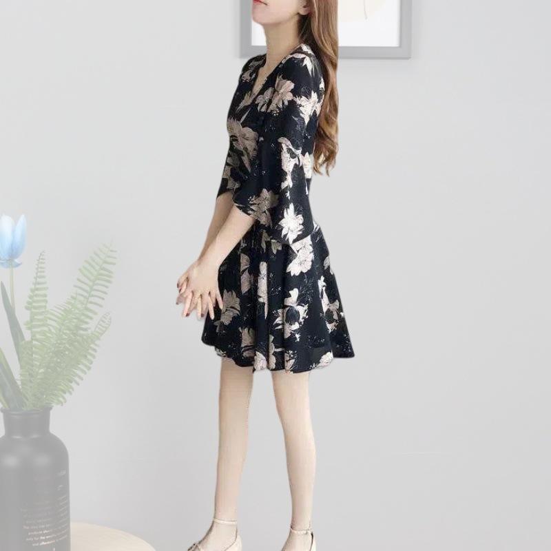 

Новое летнее платье с цветочным принтом для женщин. Юбка средней длины с круглым вырезом и короткими рукавами. 3XL чёрный