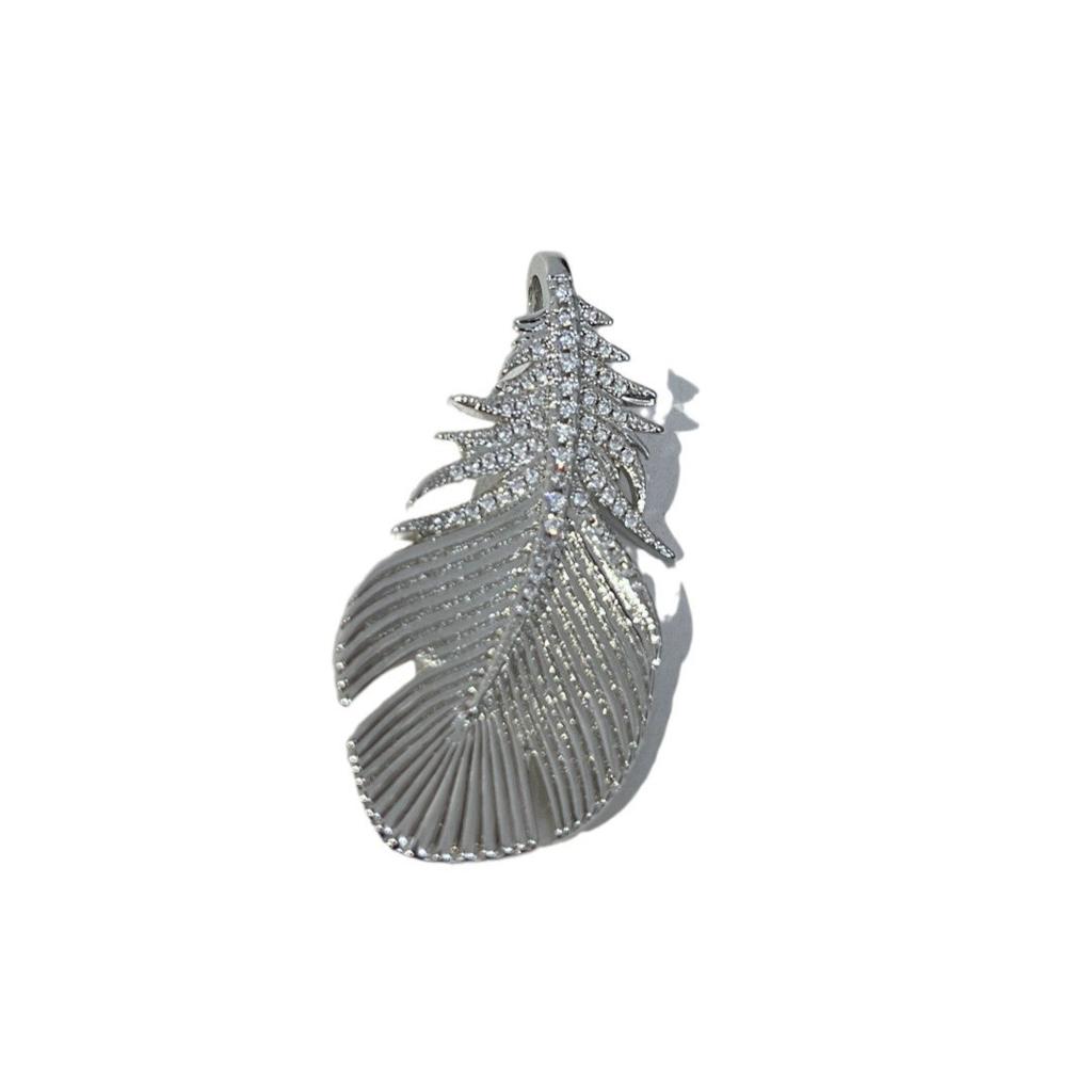 A multi-use feather brooch necklace for women, offering a light luxury and elegant high-end feel, suitable for sweaters, suits, and as a fall/winter