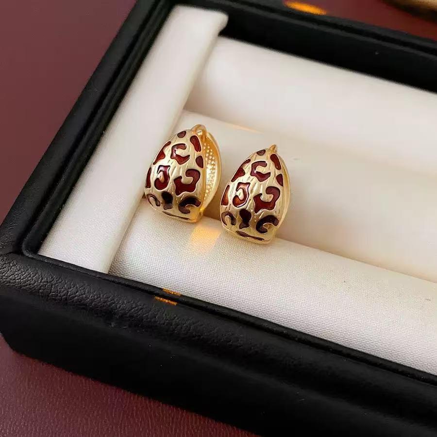 Retro Minimalist Leopard Print Round Ball Ear Clips: Versatile, High-End Fashion золотой