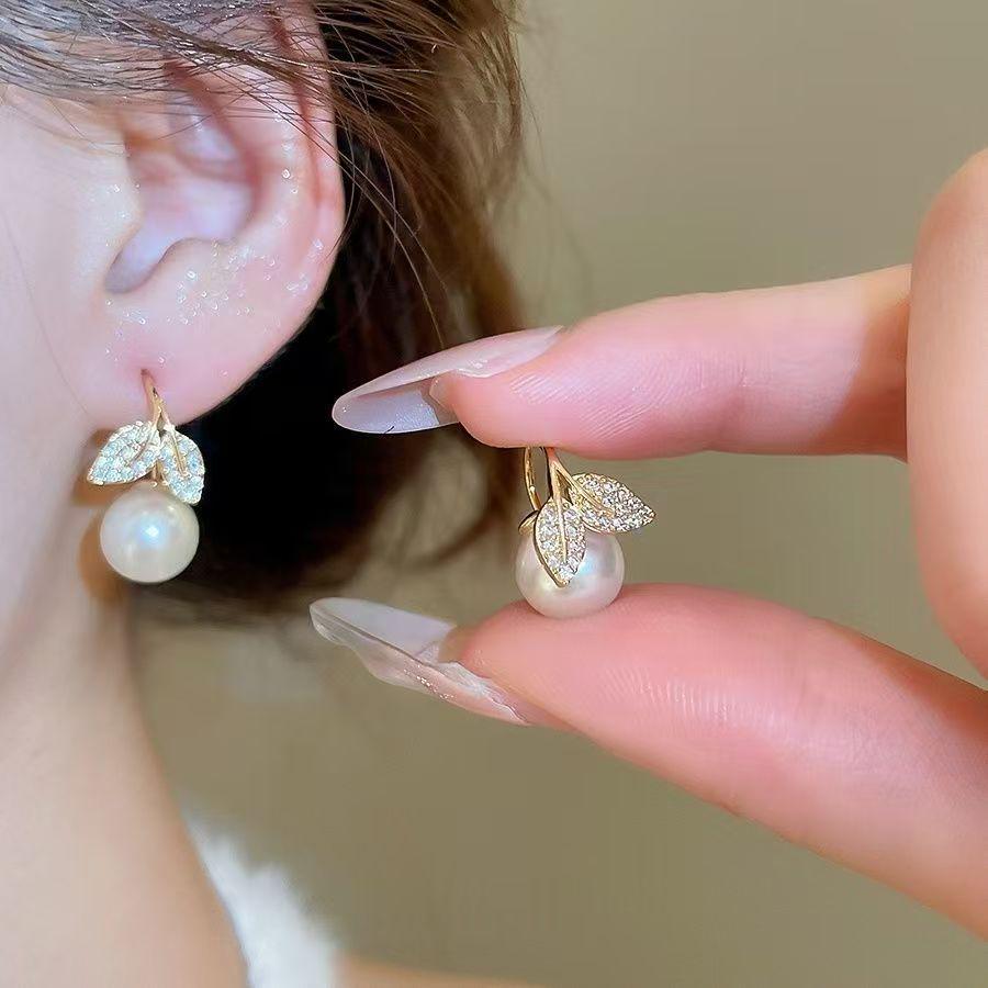 

Elegant Pearl and Leaf Stud Earrings for Women - High-End, Light Luxury Fashion Small