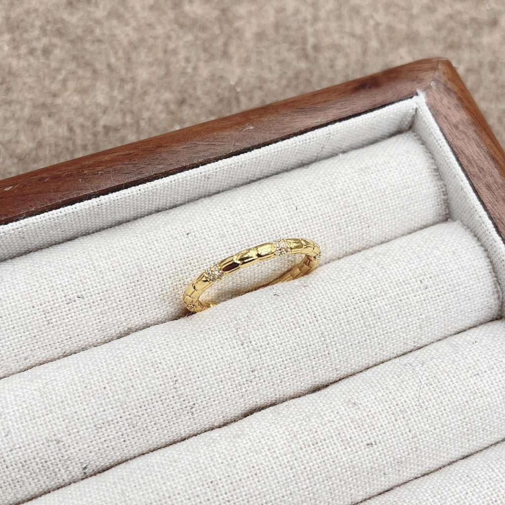 Xiaohongshu's Iris Hollow Ring: 2024 Fashion Luxury, Unique Personality, Versatile Accessory.