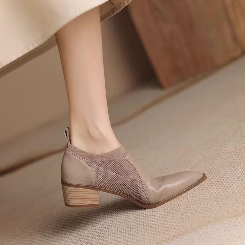 

Ретро гигантская мода мягкая кожа толстый каблук эластичное сращивание глубокий рот одиночные туфли 2025 средний каблук пригородные и одиночные туфли 40