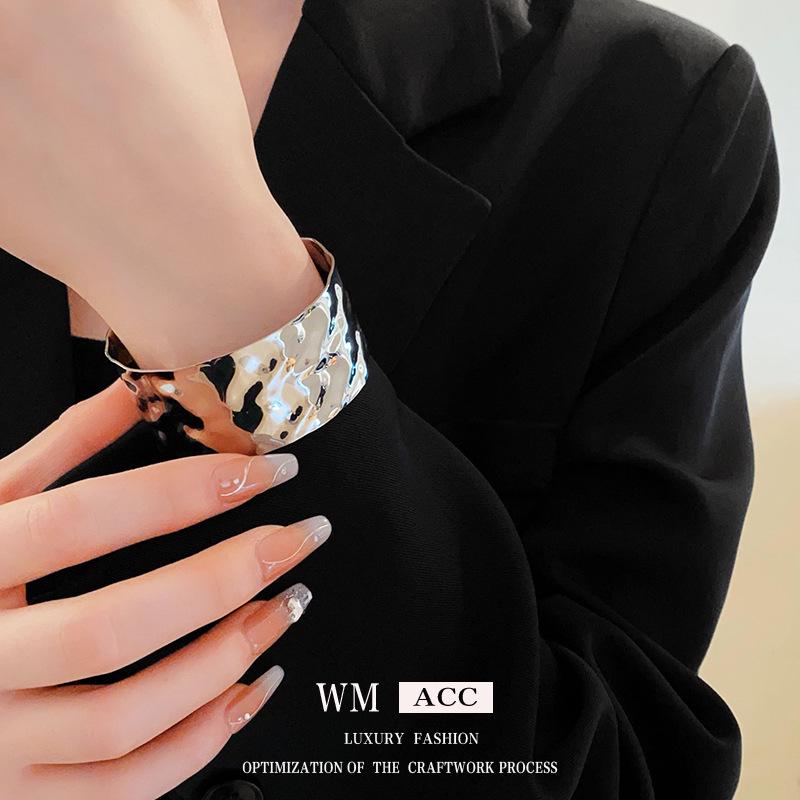 European & American Pleated Metal Bangle: Elegant Cold-Style Bracelet with High-End Luxury Design