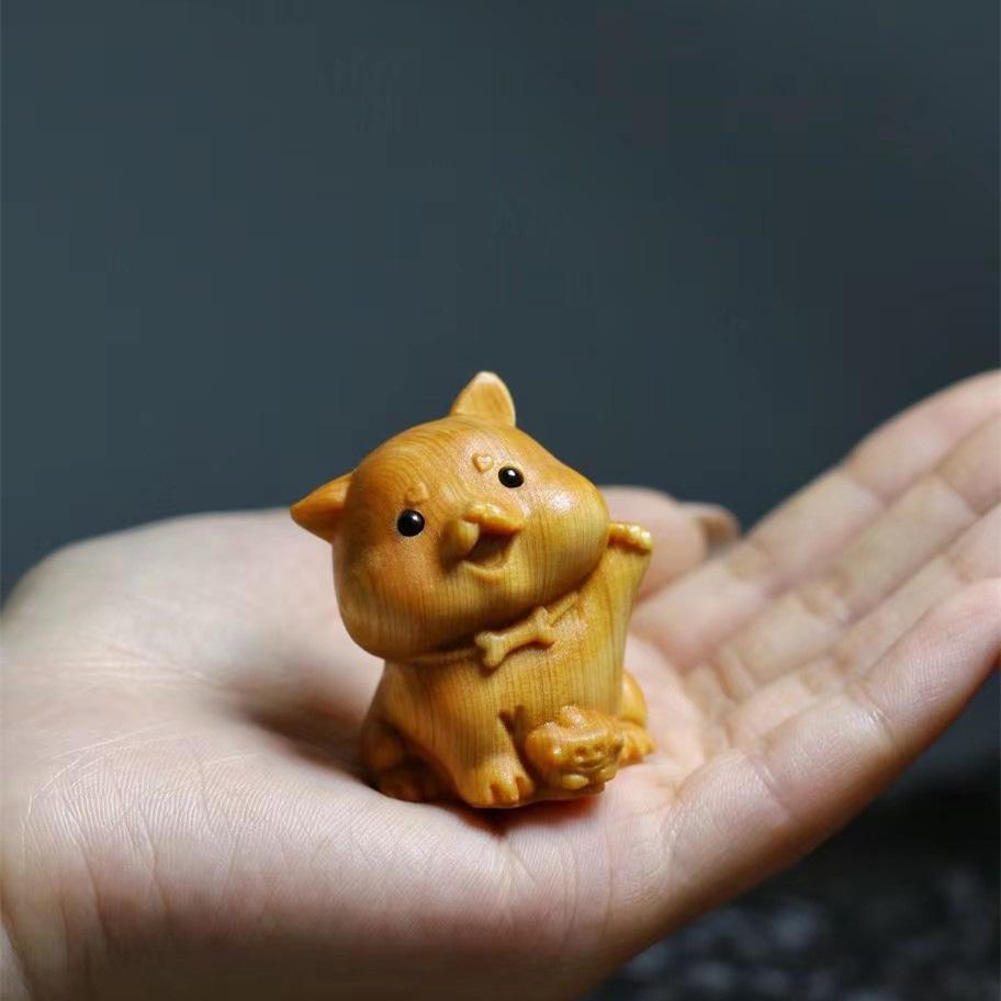 Thuja Wood Zodiac Animals: Rzeźbione wisiorki z motywem Kaczora Donalda i Myszki Miki.