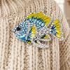 Broche Speld Emaille Afwerking Strass Inleg Tropische Vis Ontwerp Legering Speld Galvanisch Behandelde Basis Past bij Jassen Truien Badge