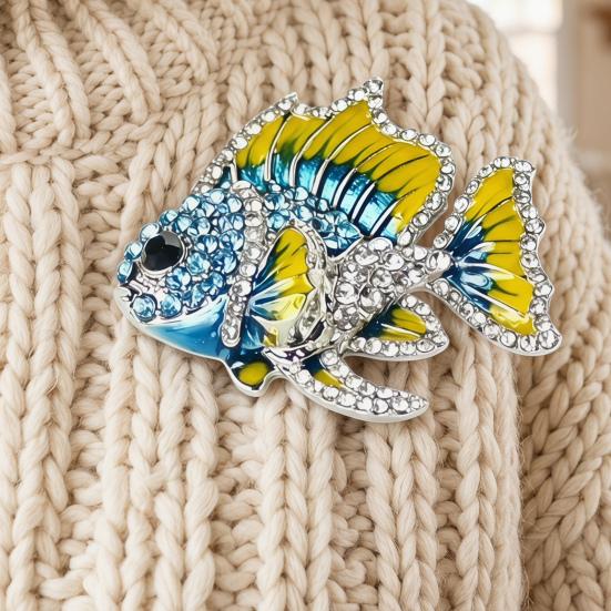Broche Speld Emaille Afwerking Strass Inleg Tropische Vis Ontwerp Legering Speld Galvanisch Behandelde Basis Past bij Jassen Truien Badge