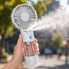 Tragbarer Handventilator mit zwei Düsen und Sprühfunktion, effizientes geräuscharmes Design mit wiederaufladbarem Akku und einstellbarem Luftstrom für den Innen- und Außenbereich