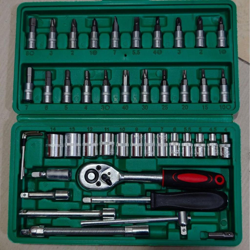 46-Piece Multi-Functional Ratchet Wrench and Socket Set for Car Repair