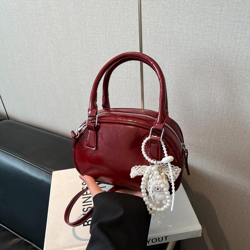 

This year s popular bags are women s 2025 new summer messenger bags, high-end fashion, super hot red handbags. single bag