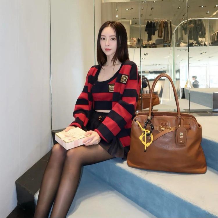 Miu's 2025 Retro Large-Capacity Shell Handbag: Fashionable, Versatile Tote & Briefcase