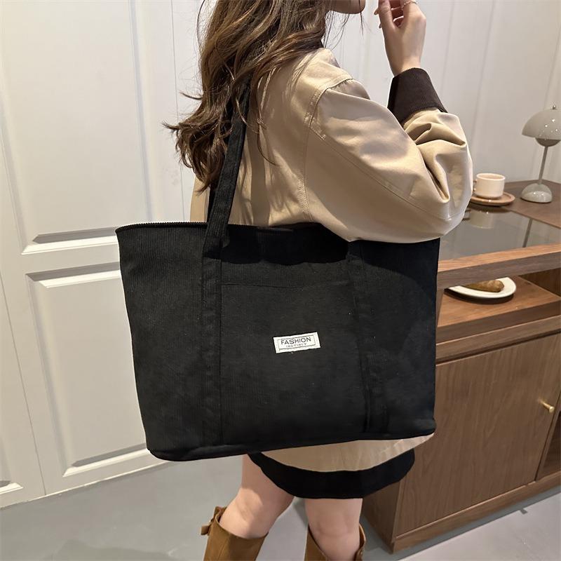 Casual simple portable tote bag women's autumn new largecapacity shoulder bag commuter casual armpit bag