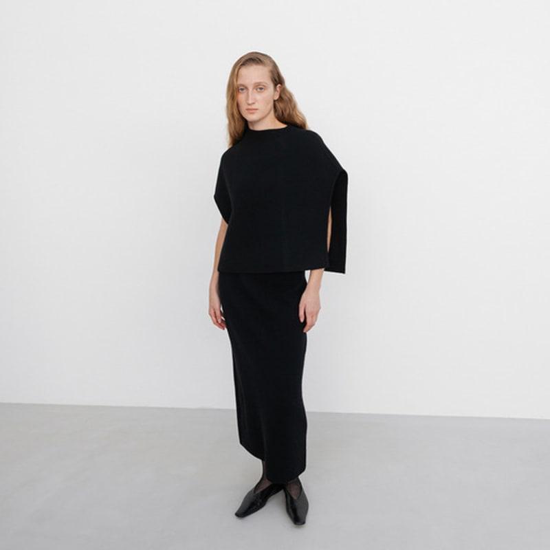 EMBRACE COLLECTION Super Fine Merino Asymmetric Neck Cape_Black