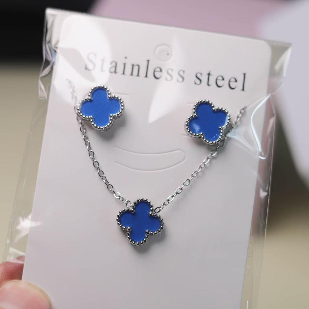 Set di Orecchini a Bottone e Collana con Quadrifoglio Fortunato - Versatile e Stiloso.