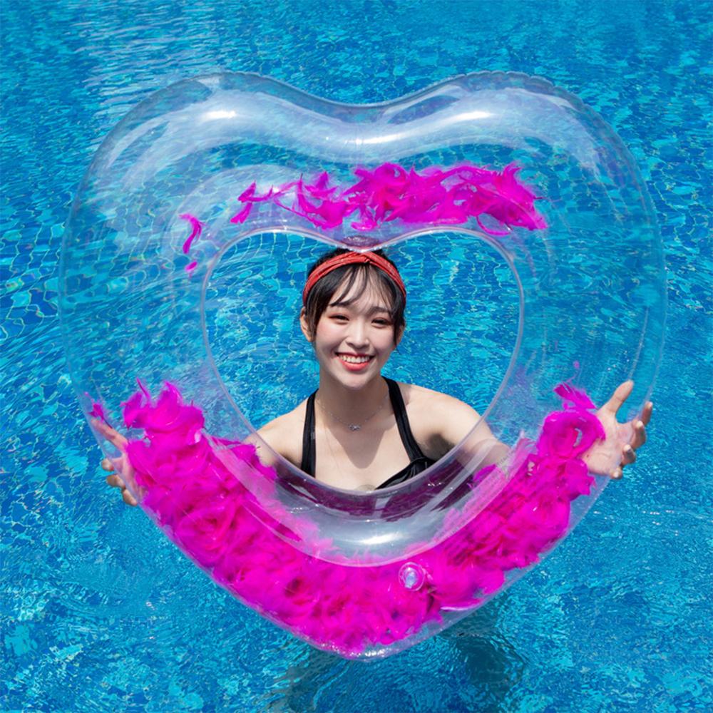 Klarer herzförmiger Schwimmring mit Federn, Aufblasbarer Schwimmring für Pool, Urlaubs-Foto-Requisite