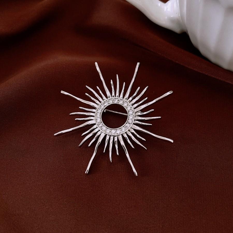 Średniowieczna Vintage Broszka z Kontrastującą Pszczołą Inkrustowana Diamentami Retro Lekki Luksus High-endowa Korsaż Wykwintne Wszechstronne Dodatki Kobiety