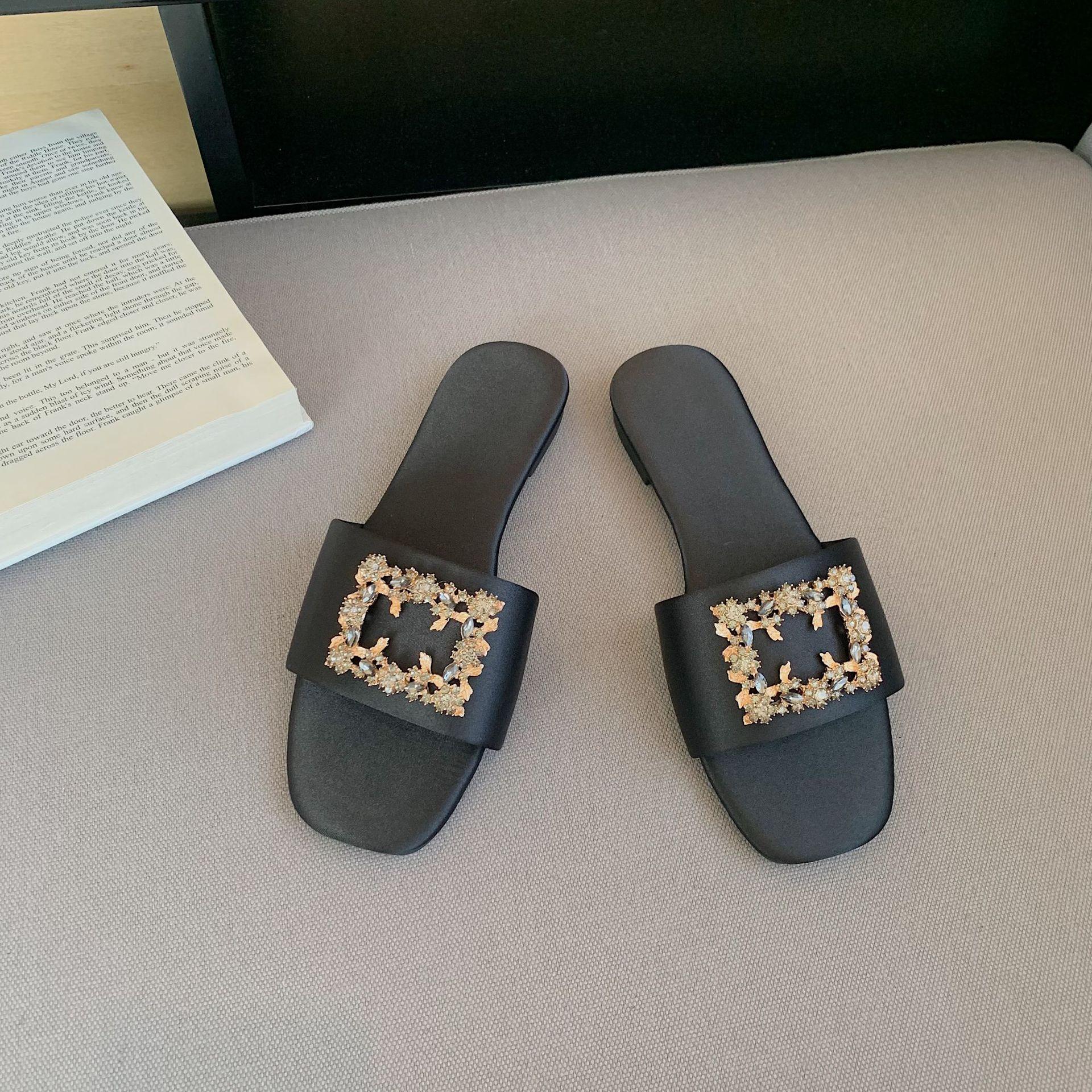 

Модные женские тапочки с атласной поверхностью, лето 2024 года, элегантные сандалии на плоской подошве с пряжкой Water Diamond, женская модная пляжная обувь, шлепанцы 40