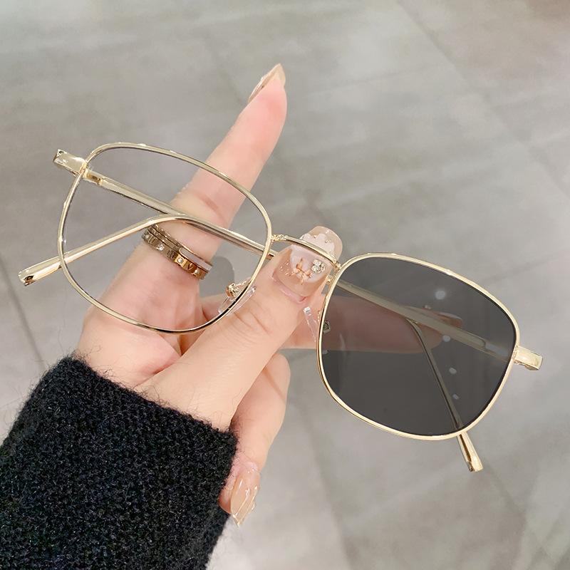 

Photosensitive Color-Changing Anti-Blue Myopia Glasses Large Frame Plain Student Glasses Glasses Frame Finished Myopia Glasses Gray flat light