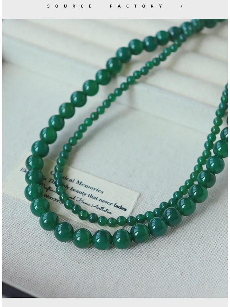 Elegantní retro náhrdelník z korálků zeleného achátu s magnetickým zapínáním