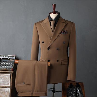 Braune Herrenanzüge Zweireihig Maßgeschneiderter Blazer mit steigendem Revers Zweiteilige Jacke mit Hose