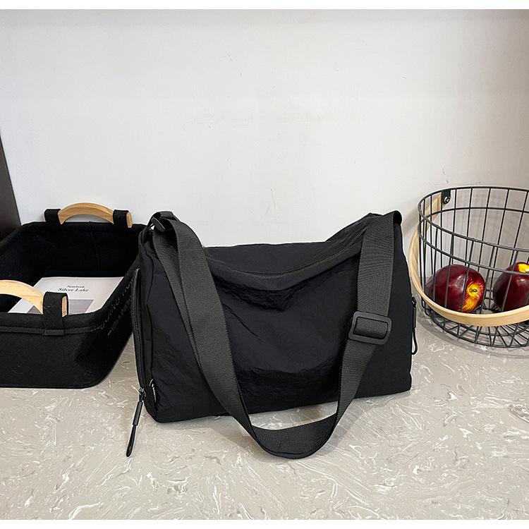 

Сумка большой вместимости 2025 простая новая универсальная повседневная модная сумка через плечо для выхода в свет сумка-мессенджер сумка-тоут для поездок на работу чёрный