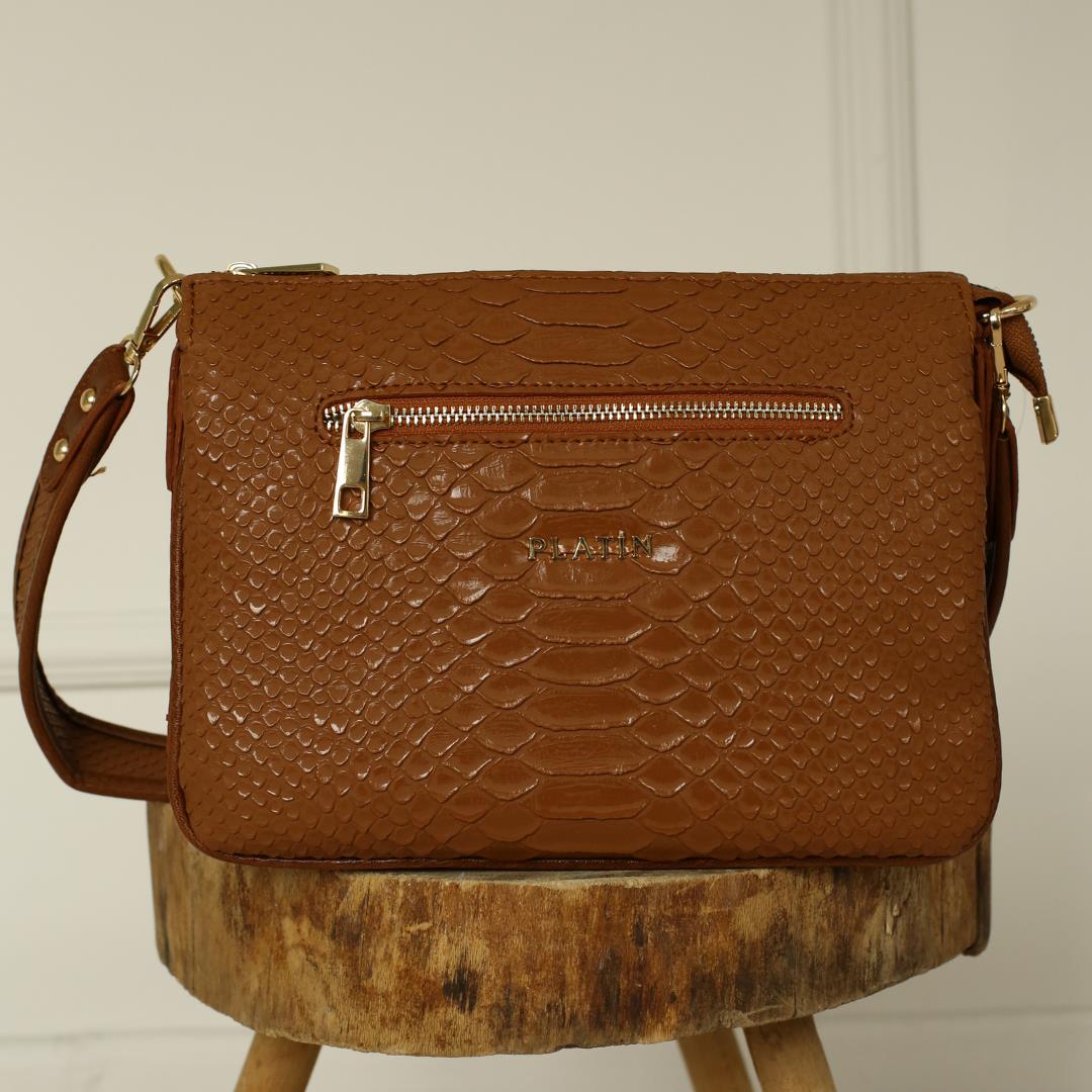 

Женская повседневная модель со стильной сумкой