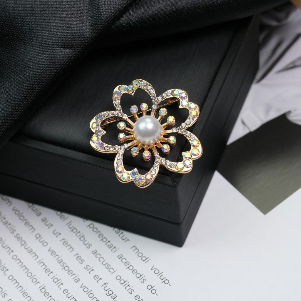 Elegant Versatile Light Luxury Corsage Brooch with Niche Design - Anti-Exposure Pin
