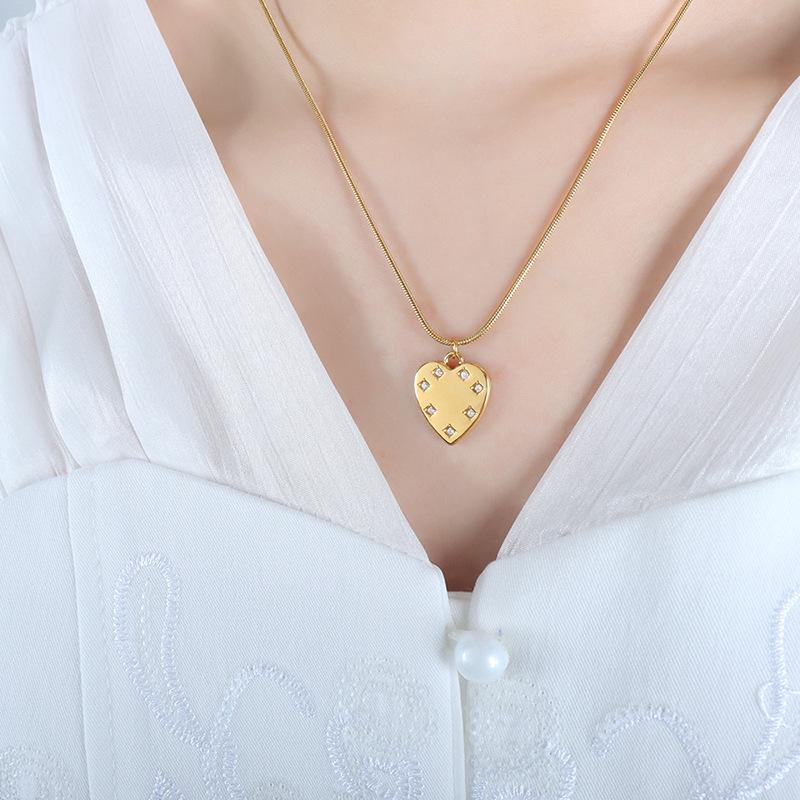 

Трендовый новый нишевый дизайн, персонализированное ожерелье с подвеской в форме сердца с бриллиантами, не выцветает, позолоченная цепочка из змеиной кости