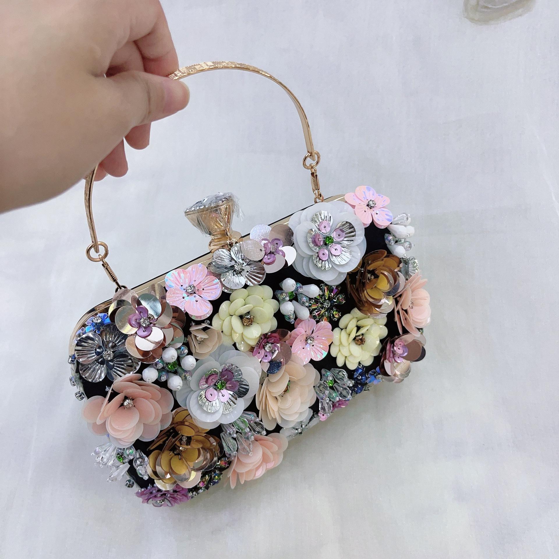 

Изящный клатч ручной работы с бисерной отделкой и цветочным узором, идеально подходящий для свадеб и вечеринок. чёрный