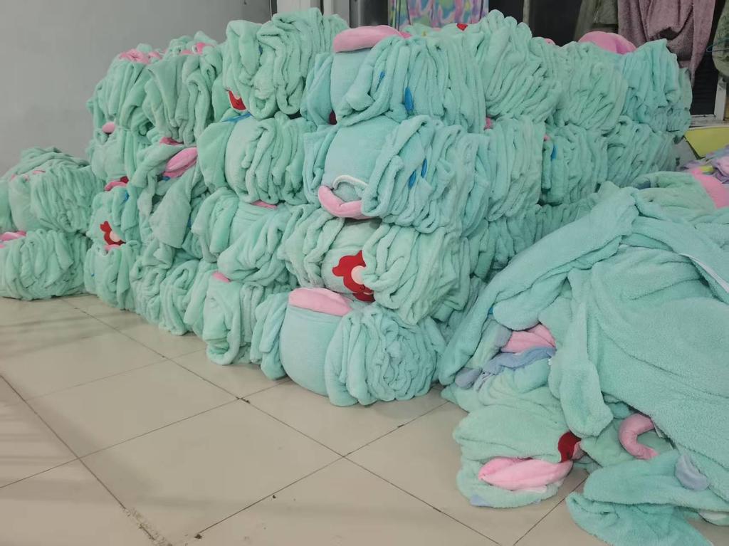 Elegante Pinguin-Pyjamas aus Korallenfleece - Warm, Dick, Einteiler für Studenten mit großem Fischkopf-Design, für drinnen oder draußen.