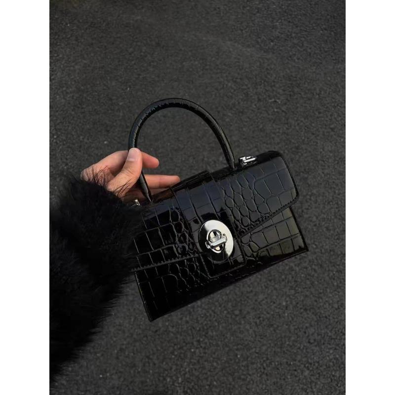 Sweet and cool Spice Girl crocodile pattern patent leather bag, high-end texture portable small square bag, new locomotive messenger bag woman