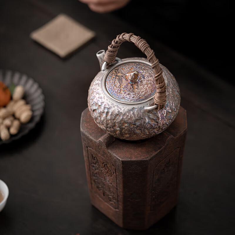 Su's Ceramic Gilded Silver Teapot with Stone Pattern