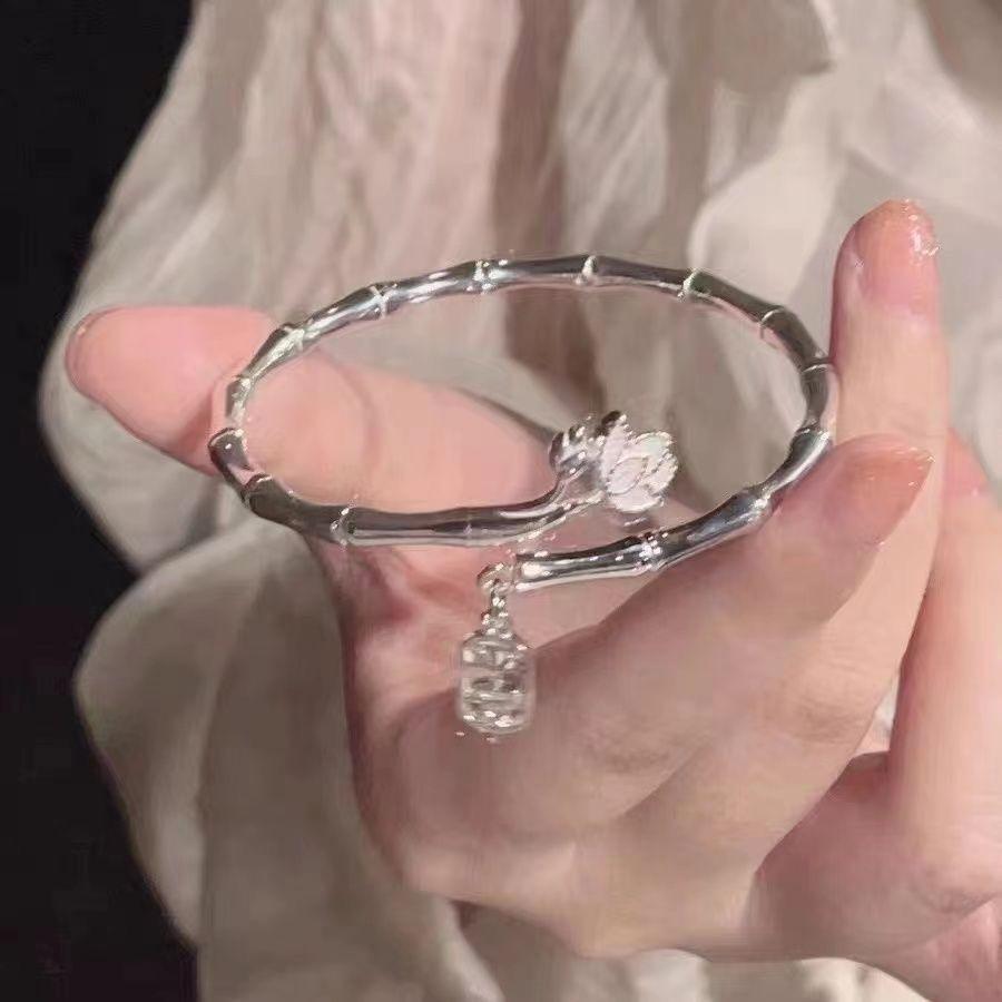 Flower openg rg, iri bracelet, retro niche deign, peronality, high-end ene, veratile, end girlfriend light luxu